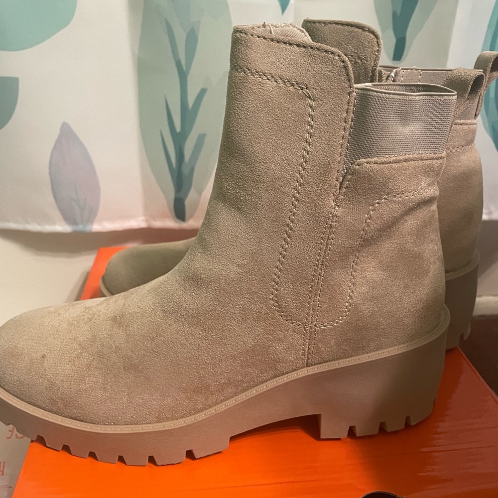 Beautiful never been worn. So cute but ready to change up my closet.